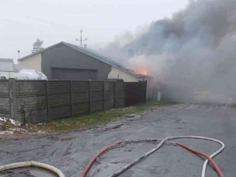 Koszmarna eksplozja w warsztacie. Blisko setka strażaków gasi pożar