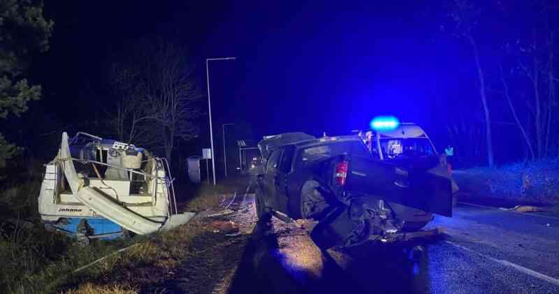 Tragedia w Przyłubiu. Łódź zmiażdżyła dach auta, zginęły dwie osoby