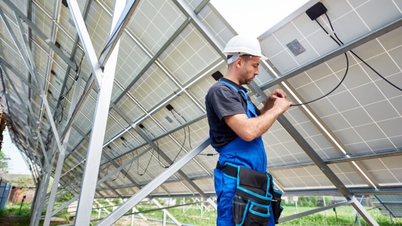 Nie tylko dla bogaczy. Fotowoltaika i magazyny energii tanieją w oczach
