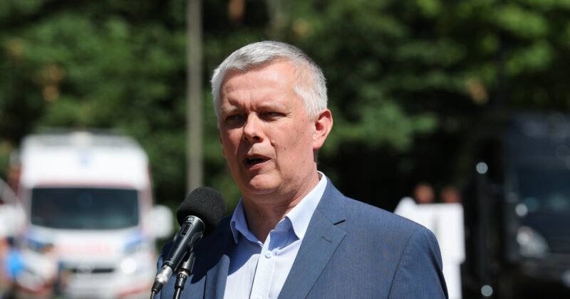 Szef MSWiA odpowiada na zarzuty posłów opozycji w sprawie migrantów. „Gdzie byli ci politycy?”