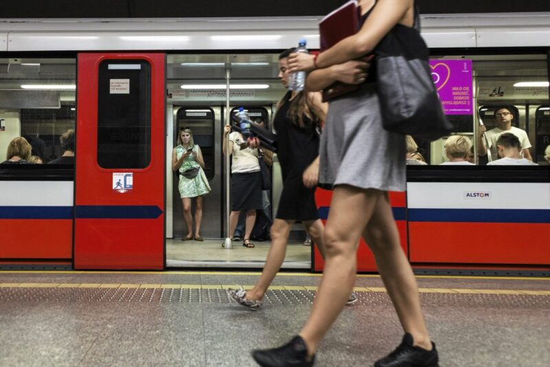 Ogromna awaria w Warszawie. Sparaliżowana cała linia metra, problemy na drugiej