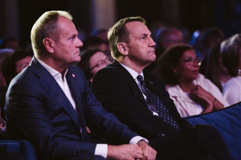 Nieoczekiwany zwycięzca. Polacy wskazali w sondażu, komu ufają najbardziej