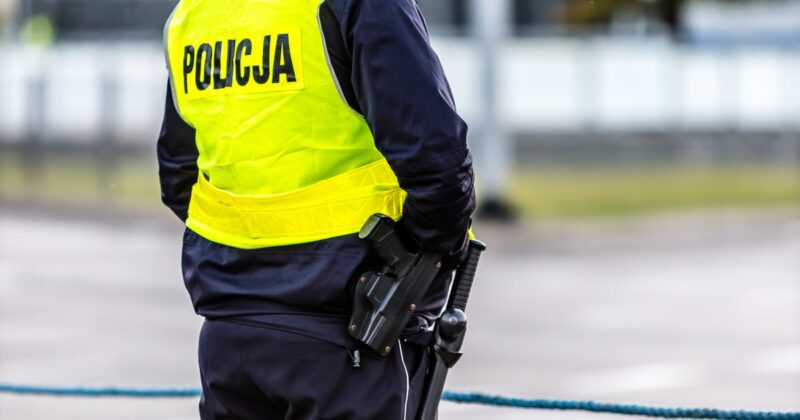 Chwile grozy przed supermarketem. Doprowadził do kolizji, a potem mierzył do kobiety bronią