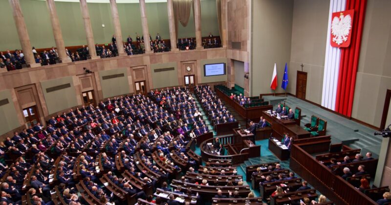 Duży spadek KO, zmiana na szczycie. Nowy sondaż partyjny