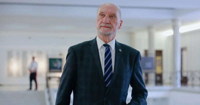 Macierewicz w tarapatach. Prokuratura chce uchylenia immunitetu