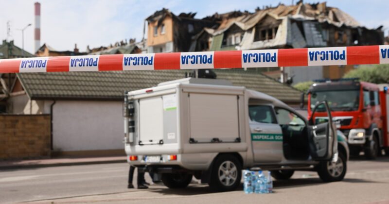 Ogromny pożar w Ząbkach. Strażak mówi o „nietypowych znaleziskach” i stawia pytania