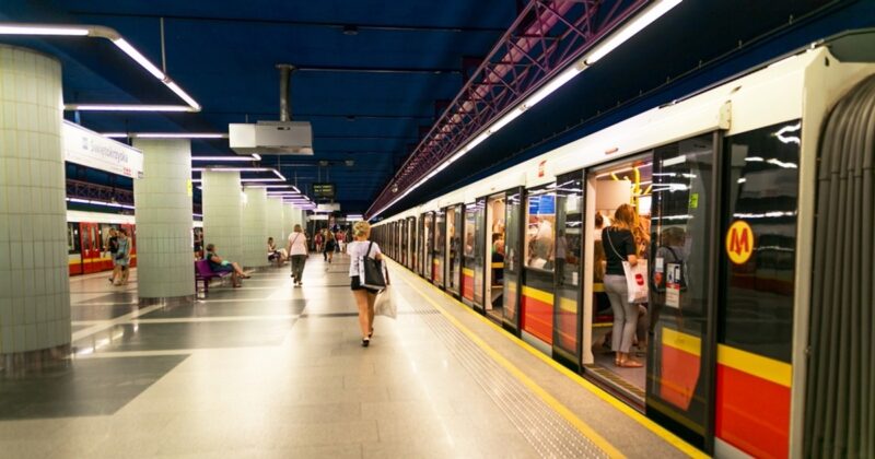 Pożar w metrze. Ruch pociągów częściowo wznowiony