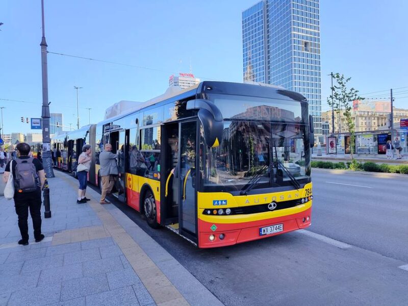 Pożar w warszawskim metrze. Wstrzymano ruch pociągów