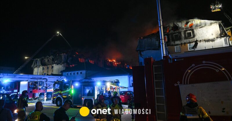 Wielki pożar bloku w Ząbkach. Wojewoda wskazał, na jaką pomoc mogą liczyć mieszkańcy