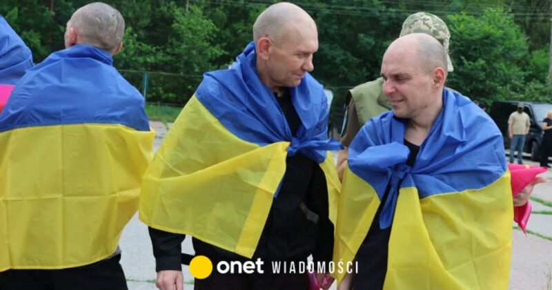 Wymiana jeńców. Z rosyjskiej niewoli do Ukrainy powrócili żołnierze i cywile. Wśród nich są oficerowie i osoby uznane za zaginione w akcji