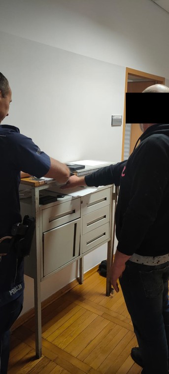 Zadzwonił na policję i powiedział, że zabił swoją żonę. Odpowie, ale nie za morderstwo