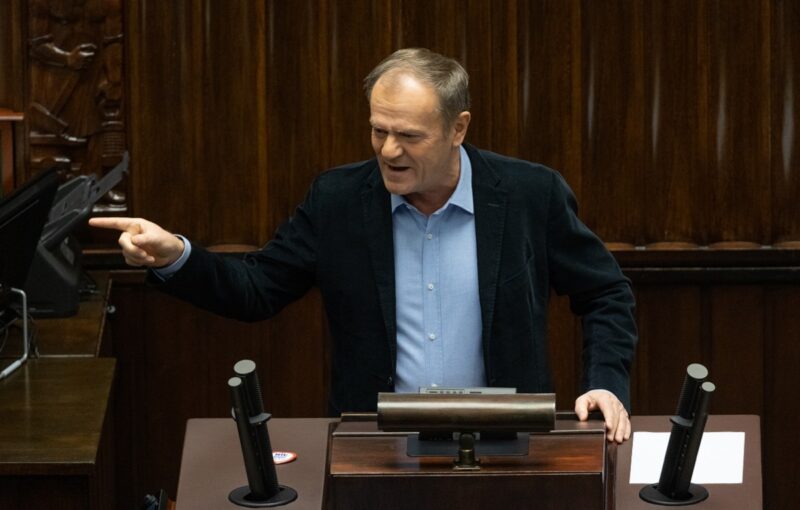 Znalazł się obrońca munduru! Tusk atakuje Nawrockiego i ROG