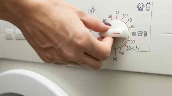 Mnóstwo osób źle ustawia pralkę. Najpopularniejsza temperatura prania nie ma sensu