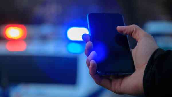 Policja będzie mieć dostęp do każdego smartfona. Inwestuje w szpiegowskie rozwiązania