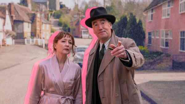 Masz dość mroku? Zakochasz się w cosy crime. Oto 13 uroczych seriali kryminalnych na jesień