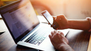 Abonament lepszy niż oferta na kartę? Ci operatorzy udowadniają, że tak