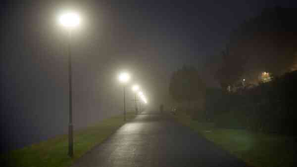 Uważaj tej nocy: może być mgliście i ślisko. IMGW wydał alerty