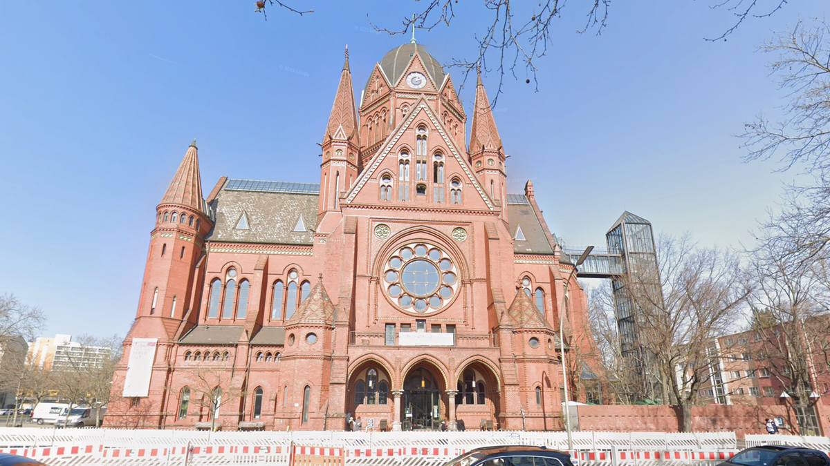 Ewangelicka pastor prowadziła ceremonię dla czterech mężczyzn. Kościół się odcina