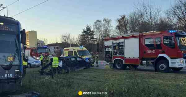 Groźny wypadek w Krakowie. Nie ustąpił pierwszeństwa i wjechał pod tramwaj