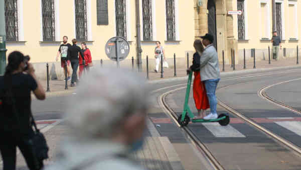 Ban na hulajnogi w Krakowie? Magistrat milczy, miasto prosi się o tragedię