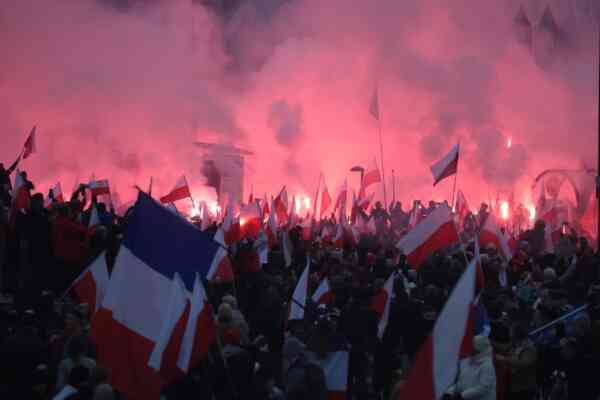 Marsz Niepodległości idzie ulicami Warszawy. Uczestnicy odpalili race mimo zakazu 