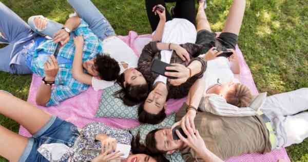 Młodzieżowe Słowo Roku 2025. Co oznaczają słowa z finałowej piętnastki?