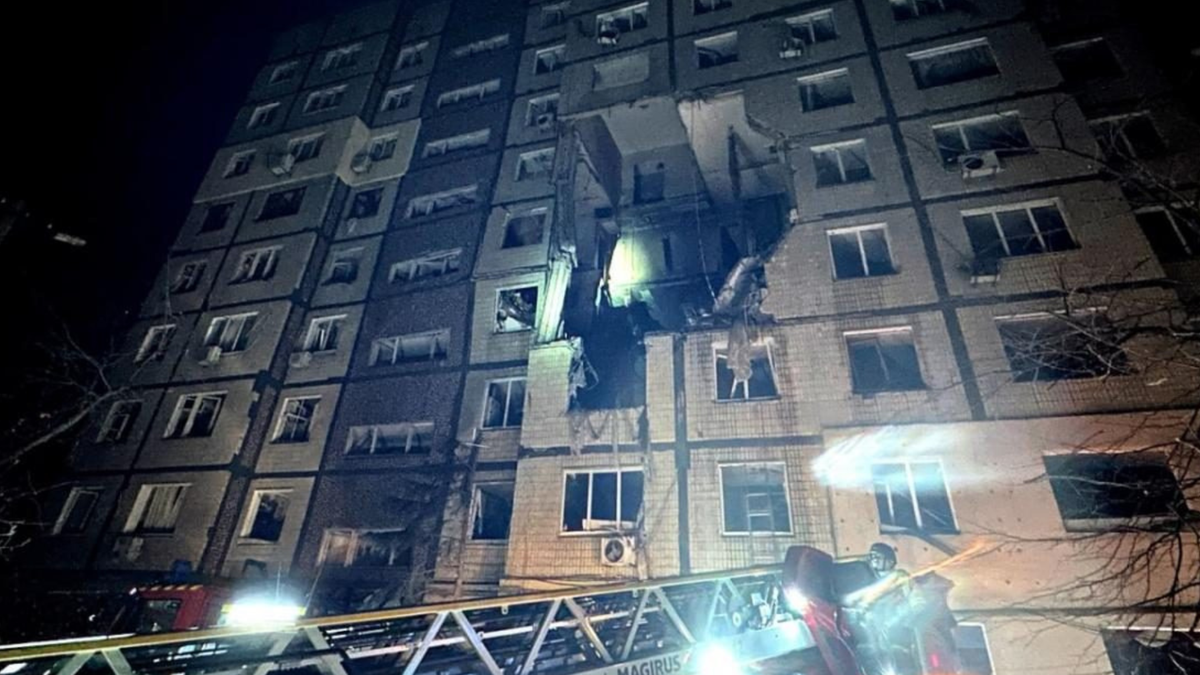 Nocny atak Rosjan. Dron uderzył w blok, są ofiary i ranni