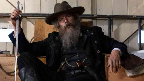 Genialny serial na SkyShowtime pokochałby Tarantino. Pewnie go nie znasz