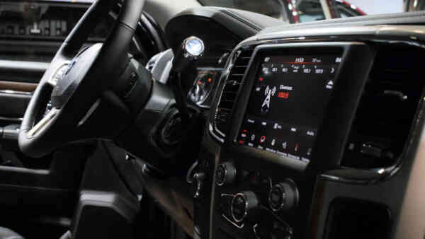 Chciał wrzucić w koszty cały VAT od auta. Skarbówka: nie tak szybko