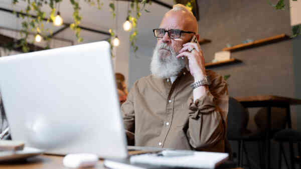 Emeryt na etacie to już codzienność. Radykalna zmiana na polskim rynku