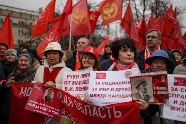 To nie przypadek, że Putin milczy o rewolucji październikowej. Skoro Rosjanie znów mają cara, niech lepiej zapomną o Leninie 