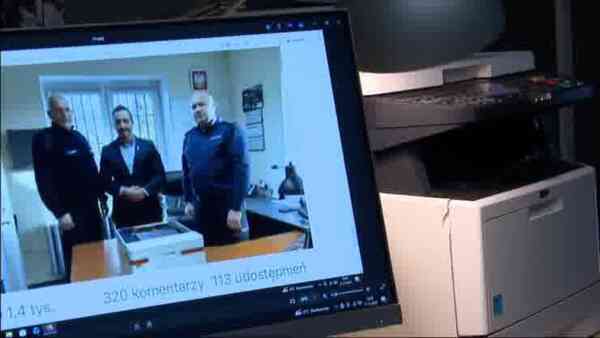 Uroczyste przekazanie drukarki hitem sieci. Policjanci usunęli zdjęcie