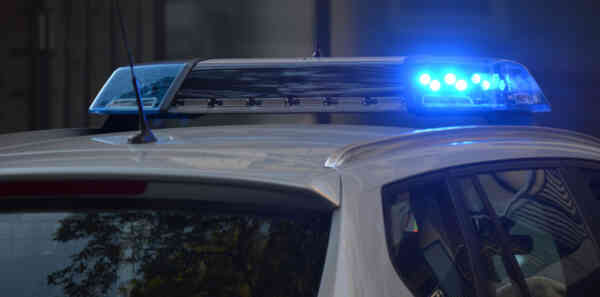 Wypadek na Trasie Łazienkowskiej. Auto uderzyło w bariery, służby działały błyskawicznie